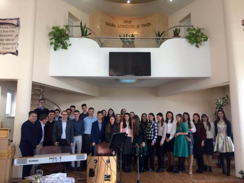 Biserica Elim Fărcașa, noiembrie 2017, elevi de liceu, prof. coord. Bîrle Samuel Florin și Bujor Marius