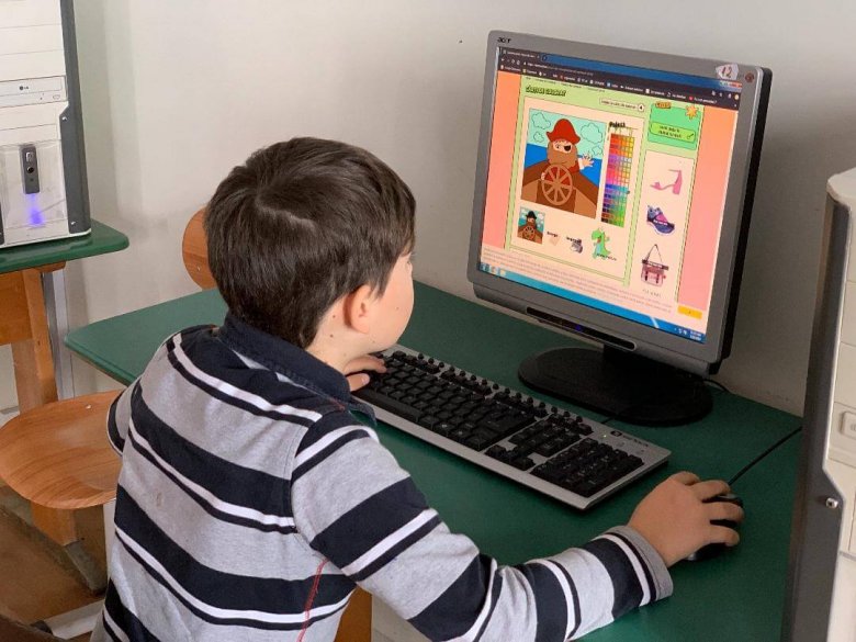 Primul clic clasa a II-a A! Elevii au intrat pentru prima dată într-un laborator de informatică. Copiii au învățat să deseneze, să folosească mouse-ul și tastatura, să caute informații pe Google, să-și salveze datele obținute. Coordonator: prof. înv. primar Hoban Bianca Viorica